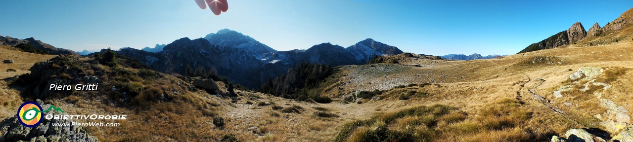 13 Panoramica sul pianoro di Monte Campo.jpg